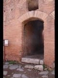 01519 ostia - regio ii - insula vi - casa del soffitto dipinto (ii,vi,5-6) - via della fontana - durchgang zur via della corporazzioni - bli ri westen - 01-2024.jpg